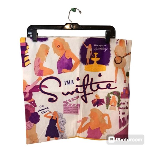 Taylor Swift "I'm a Swiftie" Decor Pillow Case  New in Package Measures 18"X18" - Picture 1 of 12